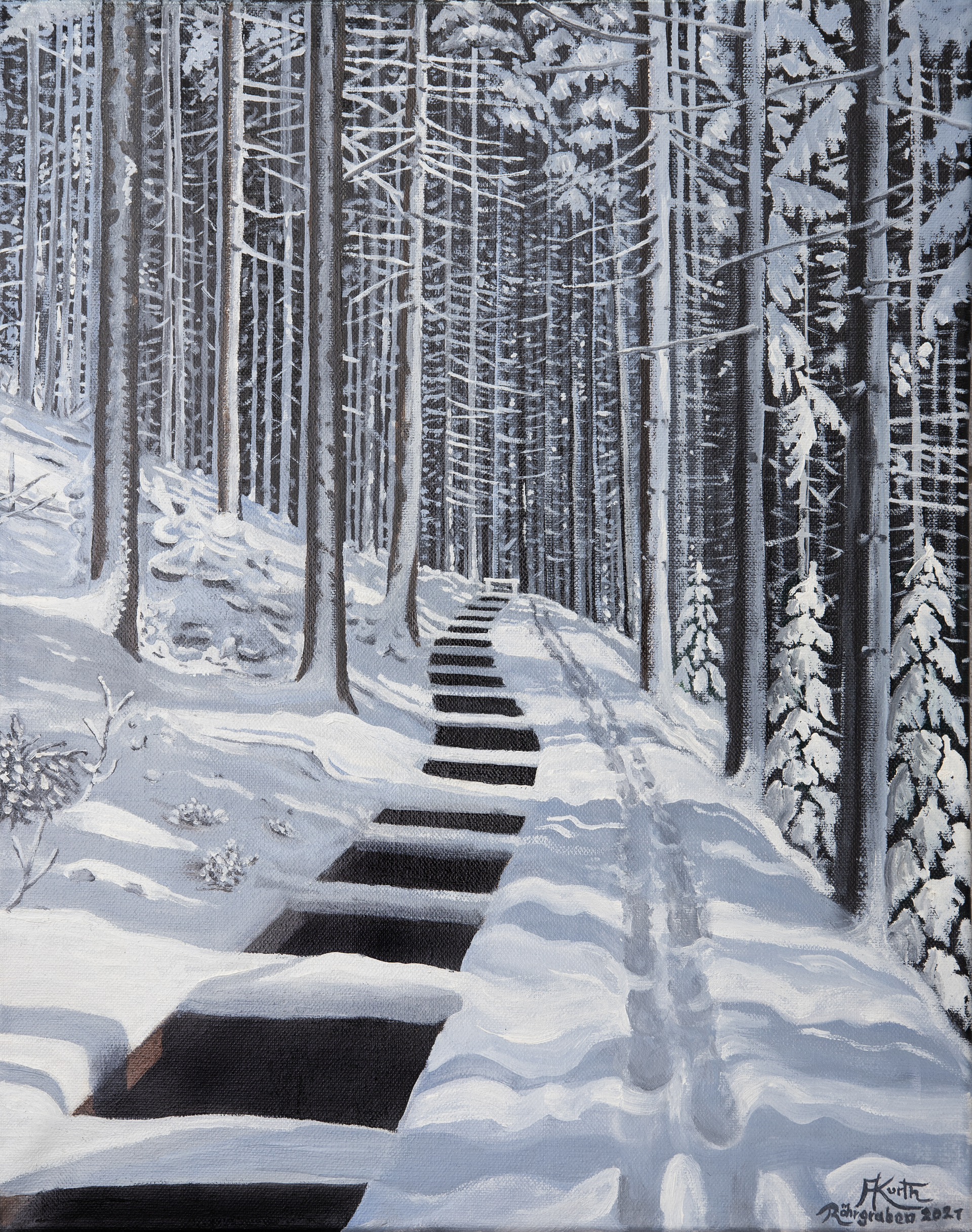 Winterliche Waldansicht: Verschneite Nadelbäume rechts und links eines zugeschneiten Waldweges, auf dem sich Fußspuren neben dunklen, quadratischen Löchern im Boden entlangziehen. Zwischen den Löchern immer in etwa der gleiche Abstand. Unten rechts Signum des Künstlers.